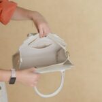 Bolsa Feminina Transversal de Couro Raika  - Off - Imagem 6