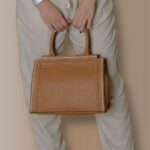 Bolsa Feminina Transversal de Couro Raika  - Caramelo - Imagem 2
