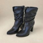 Bota Feminina de Couro Bico Fino e salto alto Preto - 990 - Imagem 2