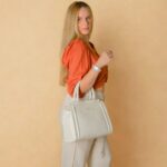 Bolsa Raika Off white em couro legítimo com alça de mão e acabamento sofisticado