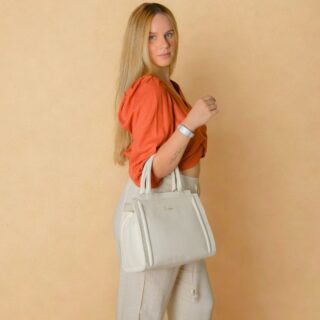 Bolsa Raika Off white em couro legítimo com alça de mão e acabamento sofisticado