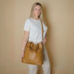 Bolsa Maia feminina Caramelo Estonado em couro legítimo com alça transversal regulável