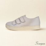 Visão lateral do tênis de couro com velcro ajustável Off White
