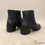 Visão traseira de bota feminina de couro preta com salto bloco confortável