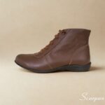 Bota de couro cano curto feminina visão lateral cor Marrom scarpan com elástico