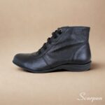 Bota de couro cano curto feminina visão lateral cor Preta scarpan com elástico