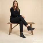 Look casual com bota de couro cano curto feminina Preta scarpan