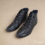 Visão superior de par de botas de couro cano curto feminina na cor Preto