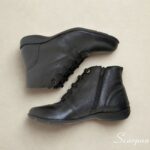 Visão superior bota de couro cano curto feminina na cor Preto