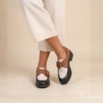 Mocassim tratorado em couro feminino colorido tricolor com fivela decorativa no pé