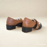 Visão traseira de calçado feminino mocassim tratorado de couro com salto bloco de 4cm