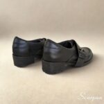 Visão traseira de calçado feminino mocassim tratorado de couro com salto bloco de 4cm