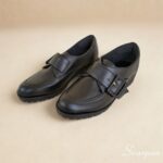 Mocassim tratorado em couro feminino preto com fivela decorativa