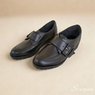Mocassim tratorado em couro feminino preto com fivela decorativa