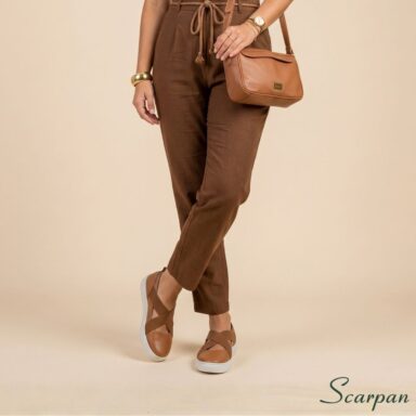 Tênis feminino de couro caramelo slip on leve com elástico confortável
