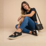 Tênis sapatilha de couro feminino na cor preta scarpan com elástico
