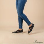 Tênis sapatilha feminino preto em couro legítimo no pé