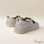 Em couro off white e com velcro o tênis feminino da Scarpan é super confortável