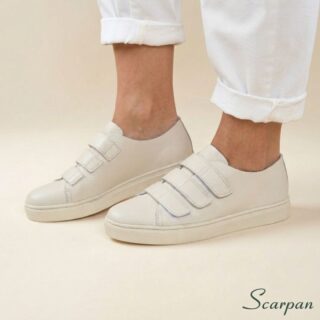 Visão lateral no pé do tênis de couro com velcro ajustável Off White