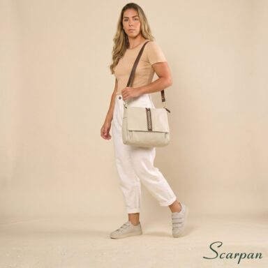 Look com tênis de couro com velcro feminino na cor Off White scarpan