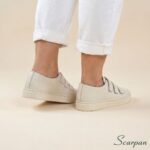 Visão traseira no pé de tênis casual feminino em couro legítimo Off White