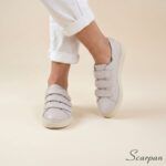 Visão superior no pé do tênis de couro com velcro ajustável Off White