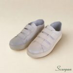 Visão superior lateral do par de tênis de couro com velcro ajustável Off White
