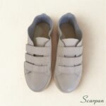 Visão superior de par de tênis de couro com velcro ajustável Off White