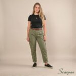 Look com tênis de couro com velcro feminino na cor preto scarpan