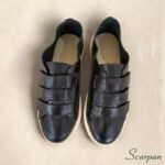 Visão superior de par de tênis de couro com velcro ajustável Preto