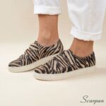 Visão lateral no pé do tênis de couro com velcro ajustável Zebra