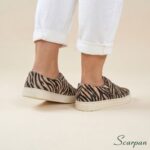 Visão traseira no pé de tênis casual feminino em couro legítimo zebra