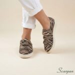 Visão superior no pé do par de tênis de couro com velcro ajustável Zebra