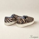 Visão traseira de tênis casual feminino em couro legítimo Zebra
