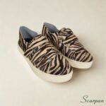 Visão superior lateral do par de tênis de couro com velcro ajustável Zebra