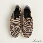 Visão superior de par de tênis de couro com velcro ajustável Zebra