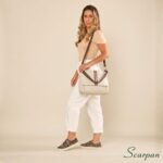 Look com tênis de couro com velcro feminino na cor zebra scarpan