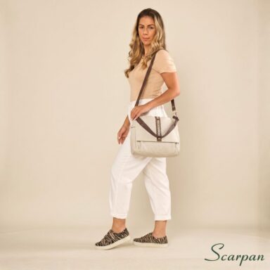 Look com tênis de couro com velcro feminino na cor zebra scarpan