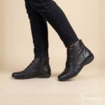 Bota de couro cano curto feminina na cor Preta scarpan com elástico