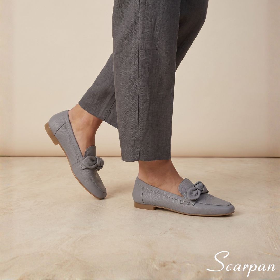 0b3de989a036461d4abfe9714c75bd16.jpg Visão lateral do mocassim feminino em couro cinza com salto rasteiro