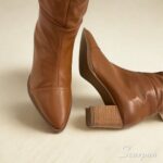 Detalhe frontal e solado da bota de couro cano longo feminina