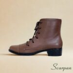 Bota feminina em couro cano curto na cor whisky com acabamento cap toe