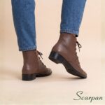 Visão traseira mostrando o zíper lateral funcional da bota feminina em couro Whsiy