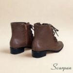 Visão traseira mostrando o zíper lateral funcional da bota feminina em couro whisky