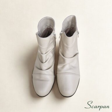 Visão superior da bota de couro cano curto feminina Off White