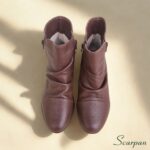 Visão superior da bota de couro cano curto feminina café