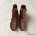 Visão superior da bota de couro cano curto feminina preta caramelo