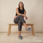 Mocassim feminino em couro com laço na cor cinza scarpan com calça de alfaiataria