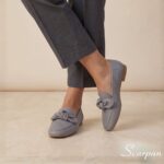Visão frontal do calçado confortável mocassim feminino em couro cinza com salto rasteiro.