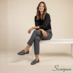 Look elegante de trabalho com calça de alfaiataria grafite e mocassim de couro cinza